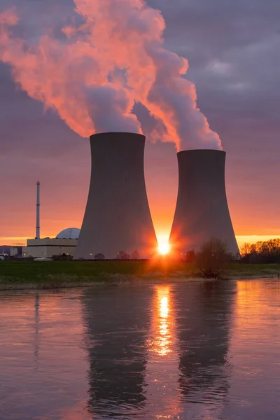 Atomerőmű Ellen Folyónál Naplementekor — Stock Fotó