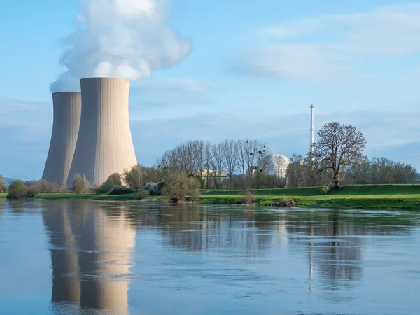 Usina Nuclear Contra Céu Pelo Rio Pôr Sol — Fotografia de Stock