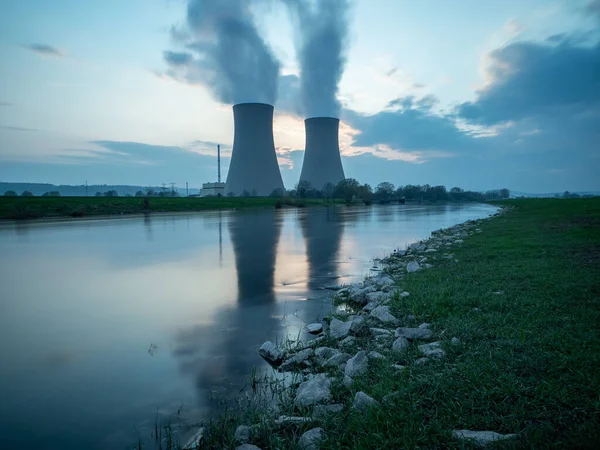 Usina Nuclear Contra Céu Pelo Rio Pôr Sol — Fotografia de Stock