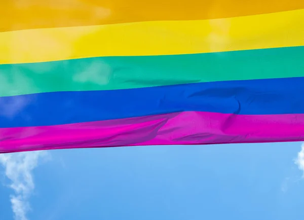 Bandera Del Arco Iris Sol Contra Cielo Azul — Foto de Stock