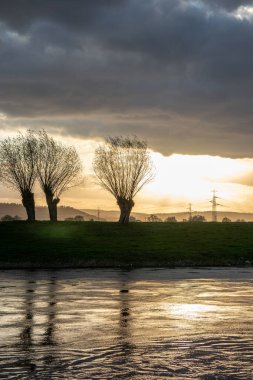 Nehirdeki kır manzarası gün batımında, Almanya