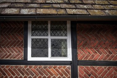 Eski model tuğla duvar ve pencere