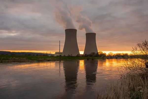 Central Nuclear Contra Cielo Junto Río Atardecer — Foto de Stock