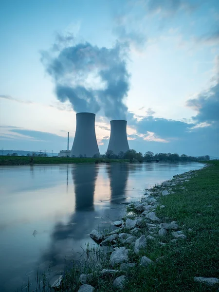 Атомна Електростанція Проти Неба Біля Річки Заході Сонця — стокове фото
