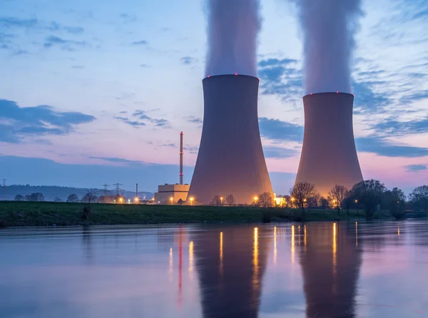 Central Nuclear Contra Cielo Junto Río Atardecer — Foto de Stock