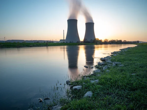 Usina Nuclear Contra Céu Pelo Rio Pôr Sol — Fotografia de Stock