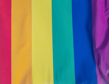 Mavi gökyüzüne karşı gün ışığında gökkuşağı bayrağı