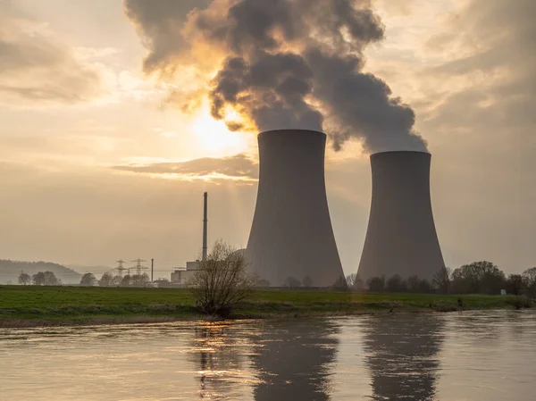 Atomerőmű Ellen Folyónál Naplementekor — Stock Fotó