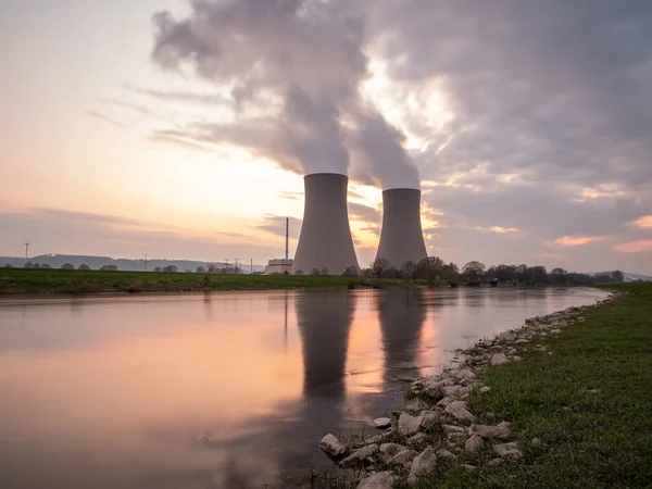 Central Nuclear Contra Cielo Junto Río Atardecer —  Fotos de Stock