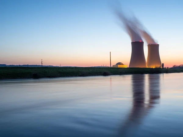 Centrale Nucleare Contro Cielo Vicino Fiume Tramonto — Foto Stock