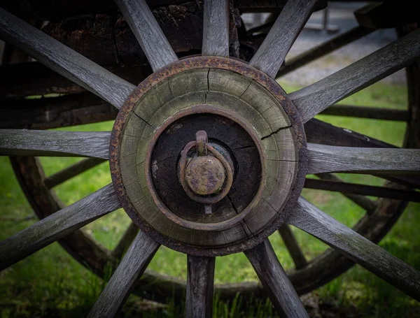 Altes Wagenrad Und Antike Karren — Stockfoto