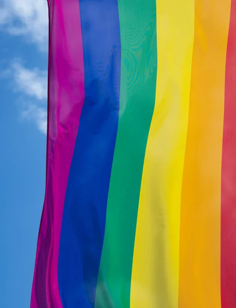 Regnbågsflagga Solsken Mot Blå Himmel — Stockfoto