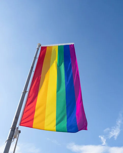 Regenboog Vlag Zonneschijn Tegen Blauwe Lucht Rechtenvrije Stockfoto's