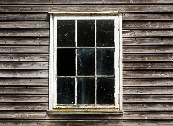 Vieja ventana con una cortina de la casa de madera —  Fotos de Stock