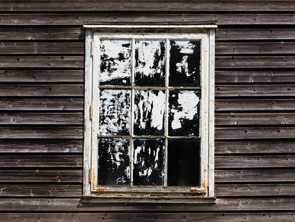 Janela velha com cortina de uma casa de madeira — Fotografia de Stock