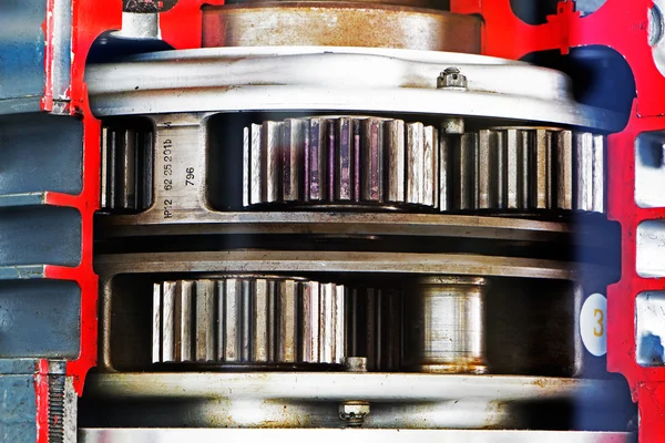 Het mechanisme van een motor versnelling onder glas — Stockfoto