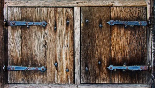 Die alten hölzernen Fensterläden des Bauernhauses — Stockfoto