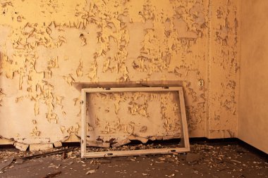 Binanın eski ve terk edilmiş odasında pencere çerçevesi