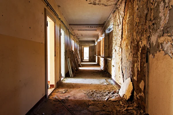 Quarto abandonado velho e corredor de um edifício — Fotografia de Stock