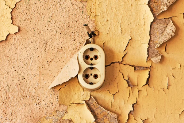 Old  outlet and cable on a decrepit wall — Stock Photo, Image