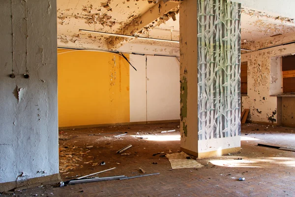 Habitación antigua y abandonada del edificio — Foto de Stock