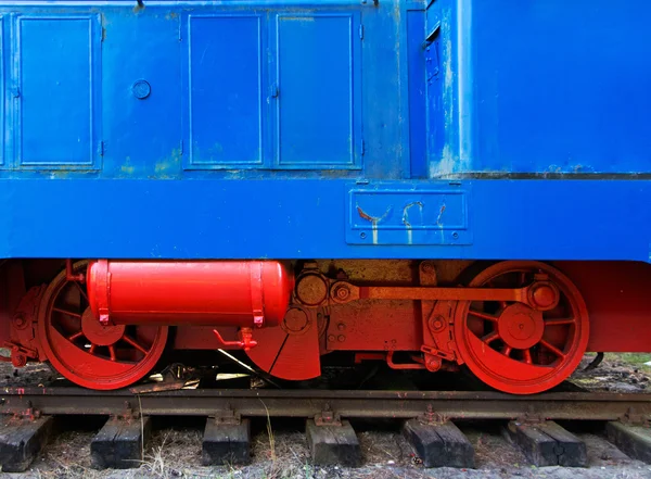 Parte da velha locomotiva sobre carris — Fotografia de Stock