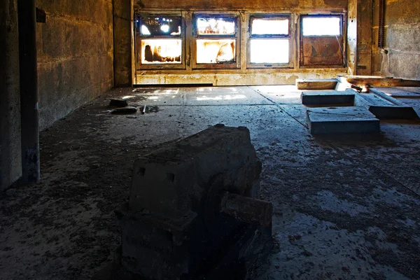 Sala de la antigua y abandonada fábrica — Foto de Stock