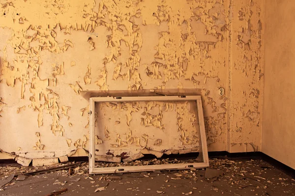 Оконная рама в старой и заброшенной комнате здания — стоковое фото