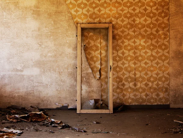 Marco de ventana en habitación vieja y abandonada — Foto de Stock