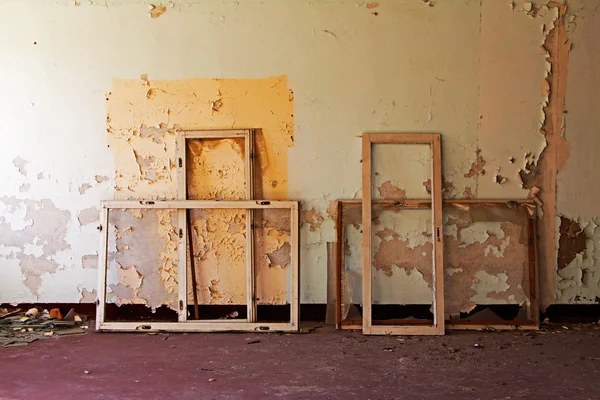 Marcos de ventanas en habitación vieja y abandonada — Foto de Stock