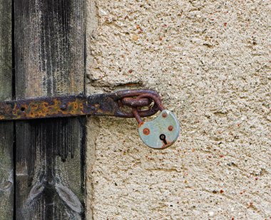 Tahta kapıdaki eski kilit.