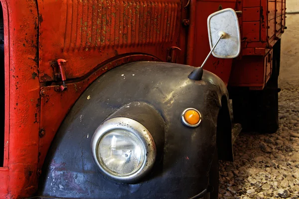 Фрагмент старой пожарной машины вблизи — стоковое фото