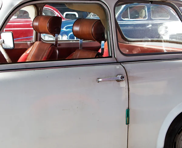 Carro branco velho e uma maçaneta da porta — Fotografia de Stock