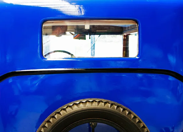 Задняя часть автомобиля и запасное колесо — стоковое фото