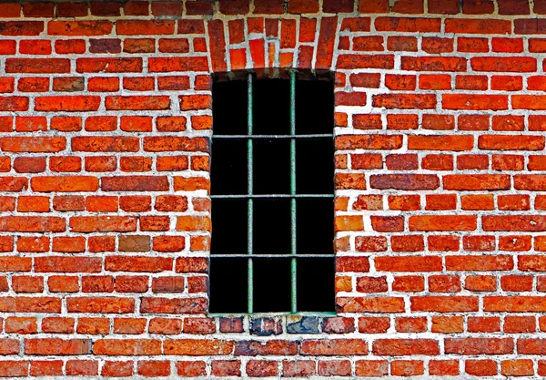 Janela velha com barras na parede de tijolo — Fotografia de Stock