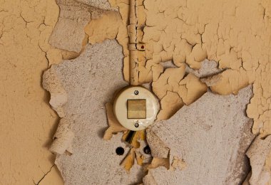 eski elektrik anahtarı ve yıpranmış duvarda kablo