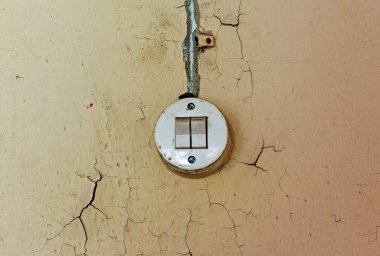 eski elektrik anahtarı ve yıpranmış duvarda kablo