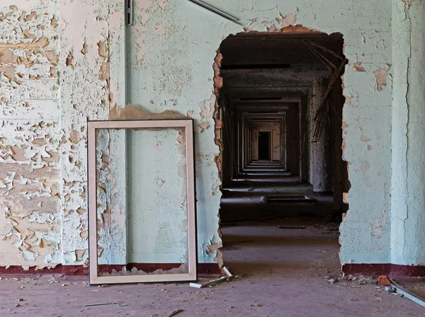 Quarto abandonado velho de edifício e moldura de janela — Fotografia de Stock