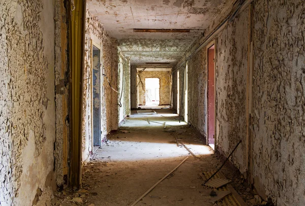 Corridor ancien et abandonné du bâtiment — Photo