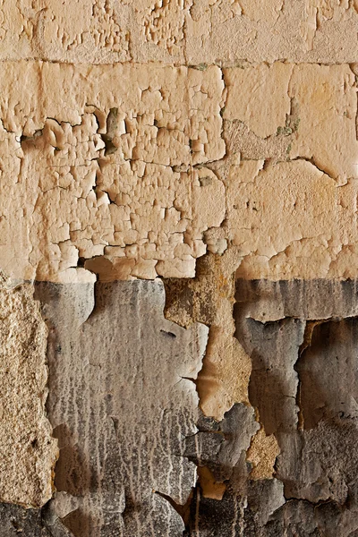 Старая потрескавшаяся и ветхая стена — стоковое фото