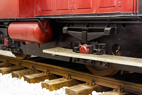 Ruedas de una vieja locomotora sobre los raíles — Foto de Stock