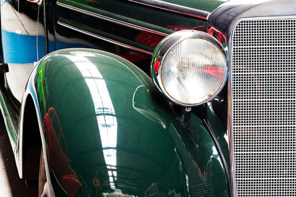 Fragmento de un viejo coche polvoriento de cerca — Foto de Stock