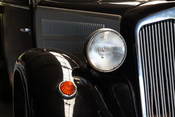 Fragmento del polvoriento coche viejo de cerca — Foto de Stock