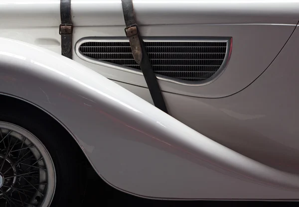 Eski beyaz araba parçası yakın çekim — Stok fotoğraf