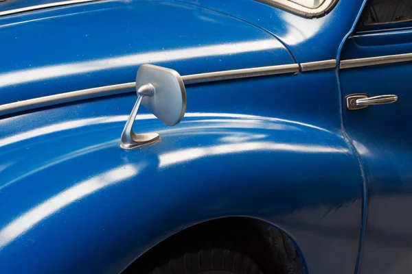 Parte del viejo coche azul y el espejo del coche — Foto de Stock