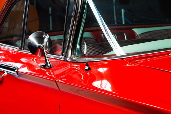 红色那辆旧车和车镜的一部分 — 图库照片