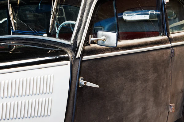 Część starych czarny samochód i lustro samochodu — Zdjęcie stockowe