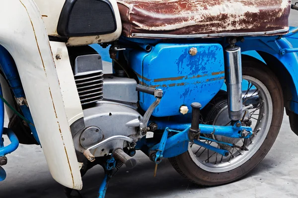 Detalle de una vieja moto oxidada — Foto de Stock