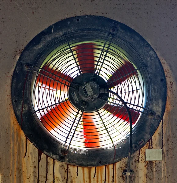 Ventilador velho na parede da fábrica abandonada — Fotografia de Stock