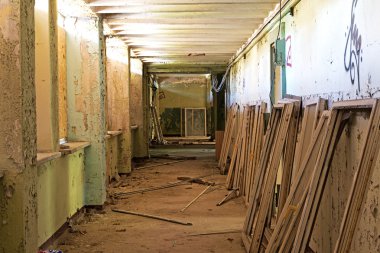 oude en verlaten kamer van gebouw- en raamkozijnen